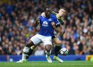 LIVERPOOL, ENGLAND - APRIL 30: Romelu Lukaku of Everton and Gary Cahill of Chelsea battle for possession during the Premier League match between Everton and Chelsea at Goodison Park on April 30, 2017 in Liverpool, England.  (Photo by Laurence Griffiths/Getty Images)